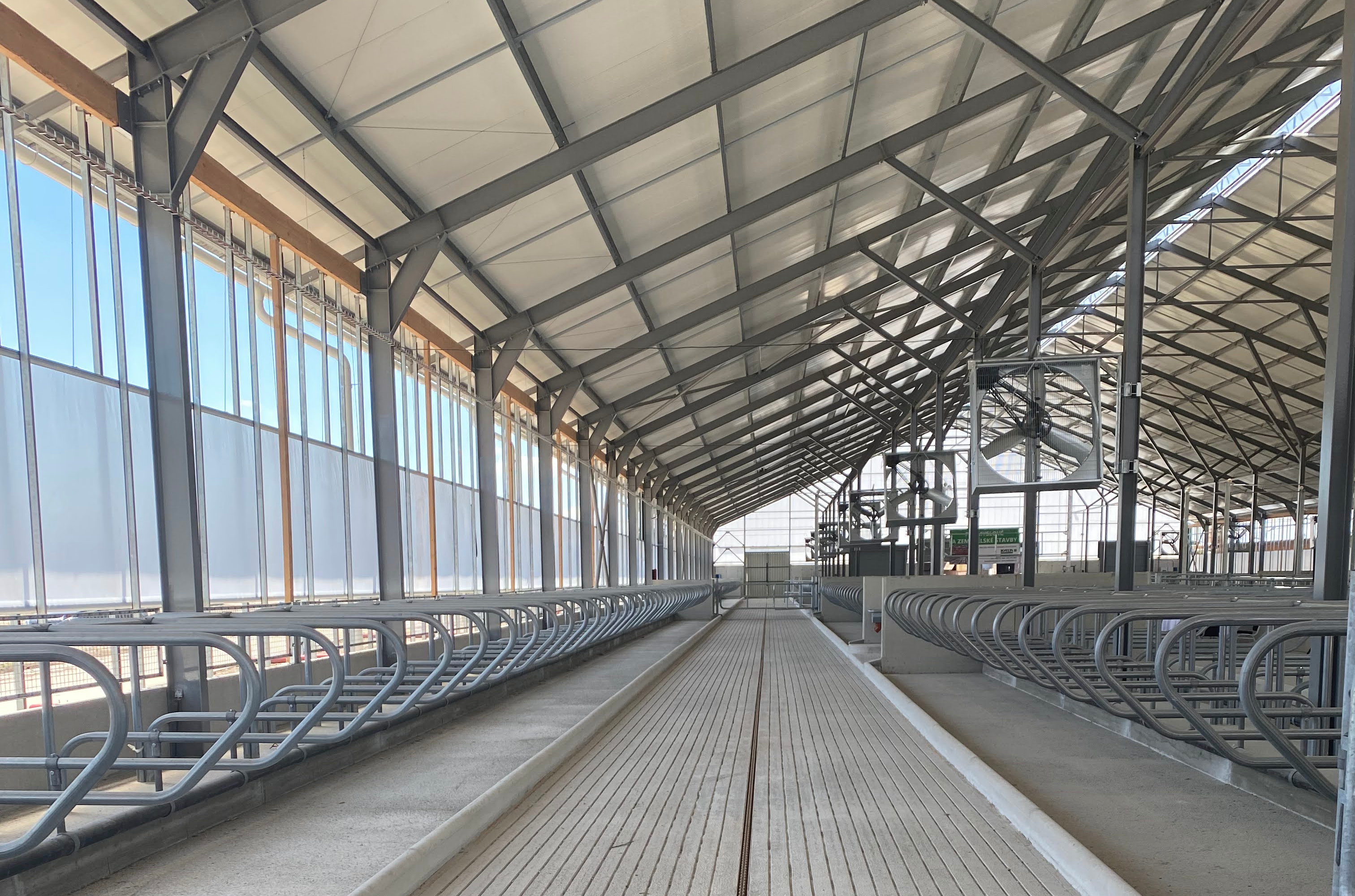 Poľnohospodárské družstvo Okoč-Sokolec otevřeli nově vybudované ustájení pro 440 dojnic